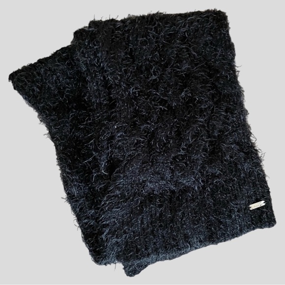 🌺 Calvin Klein Black Eyelash Fuzzy Texture Cozy Black Small Scarf - Picture 1 of 6